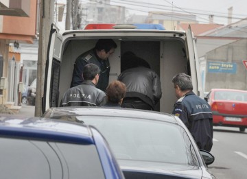 Doi indivizi condamnaţi pentru înşelăciune, săltaţi de poliţiştii din Ovidiu